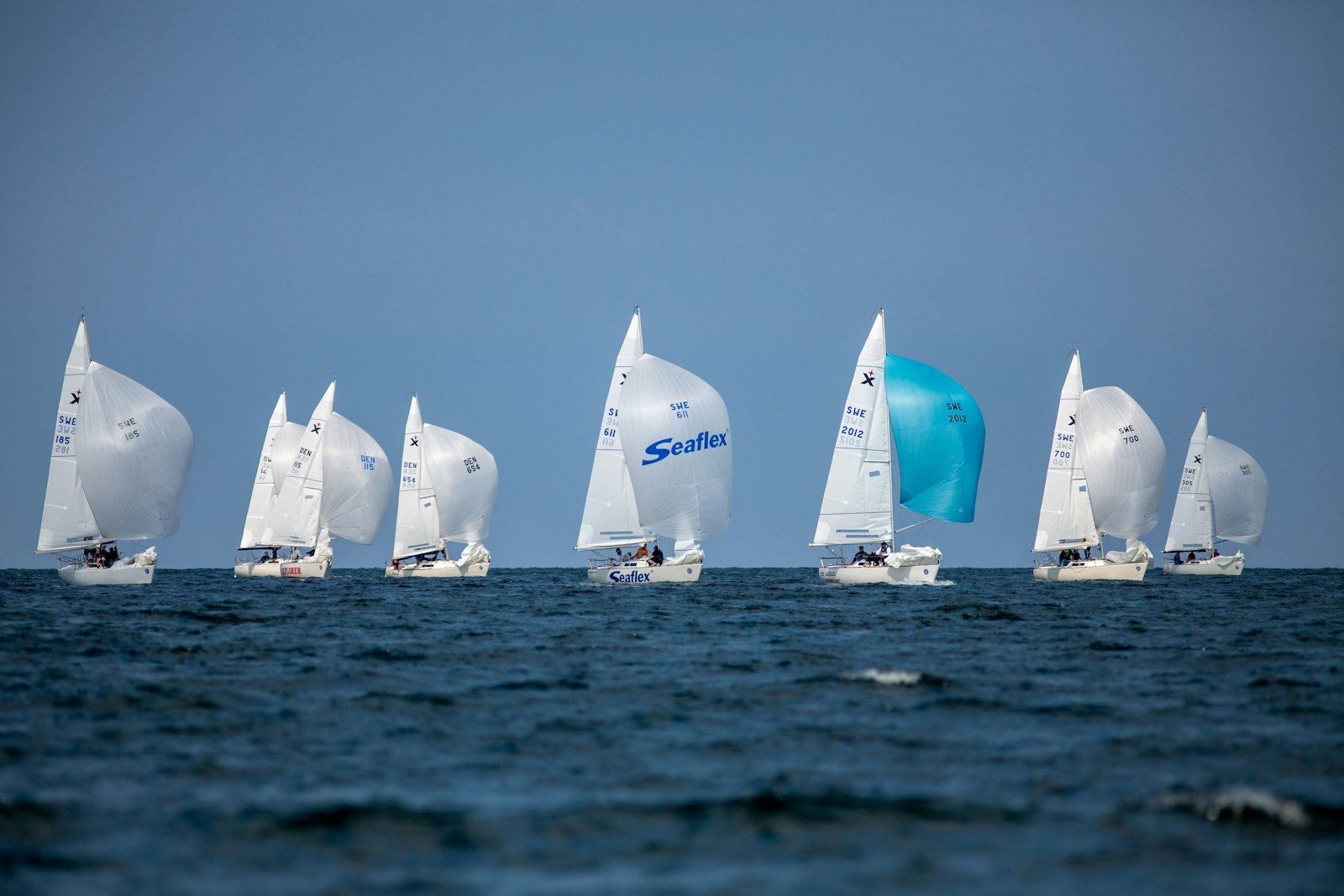 Barcos de regata lado a lado no mar