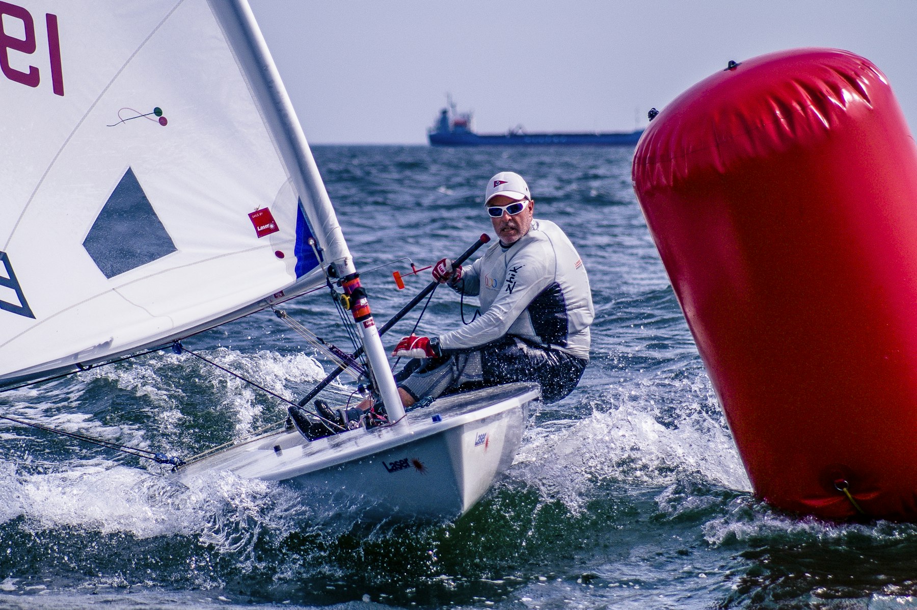Velejador contornando a boia durante uma regata