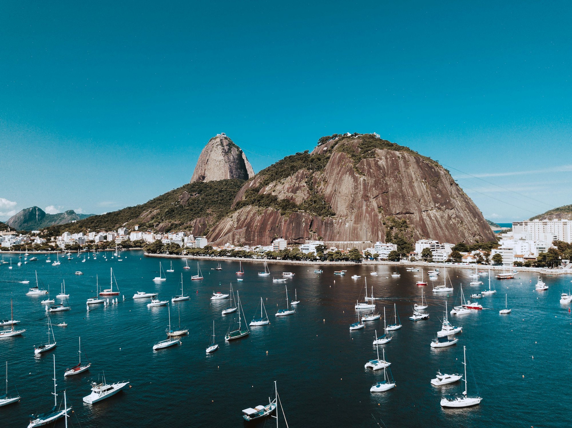 Veleiros ancorados na Baía de Guanabara com o Pão de Açúcar ao fundo