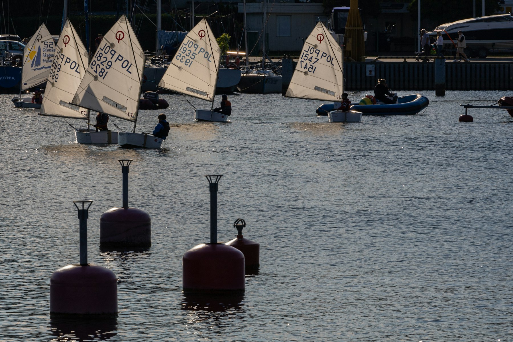 Barcos Optimist, classe de iniciação na vela