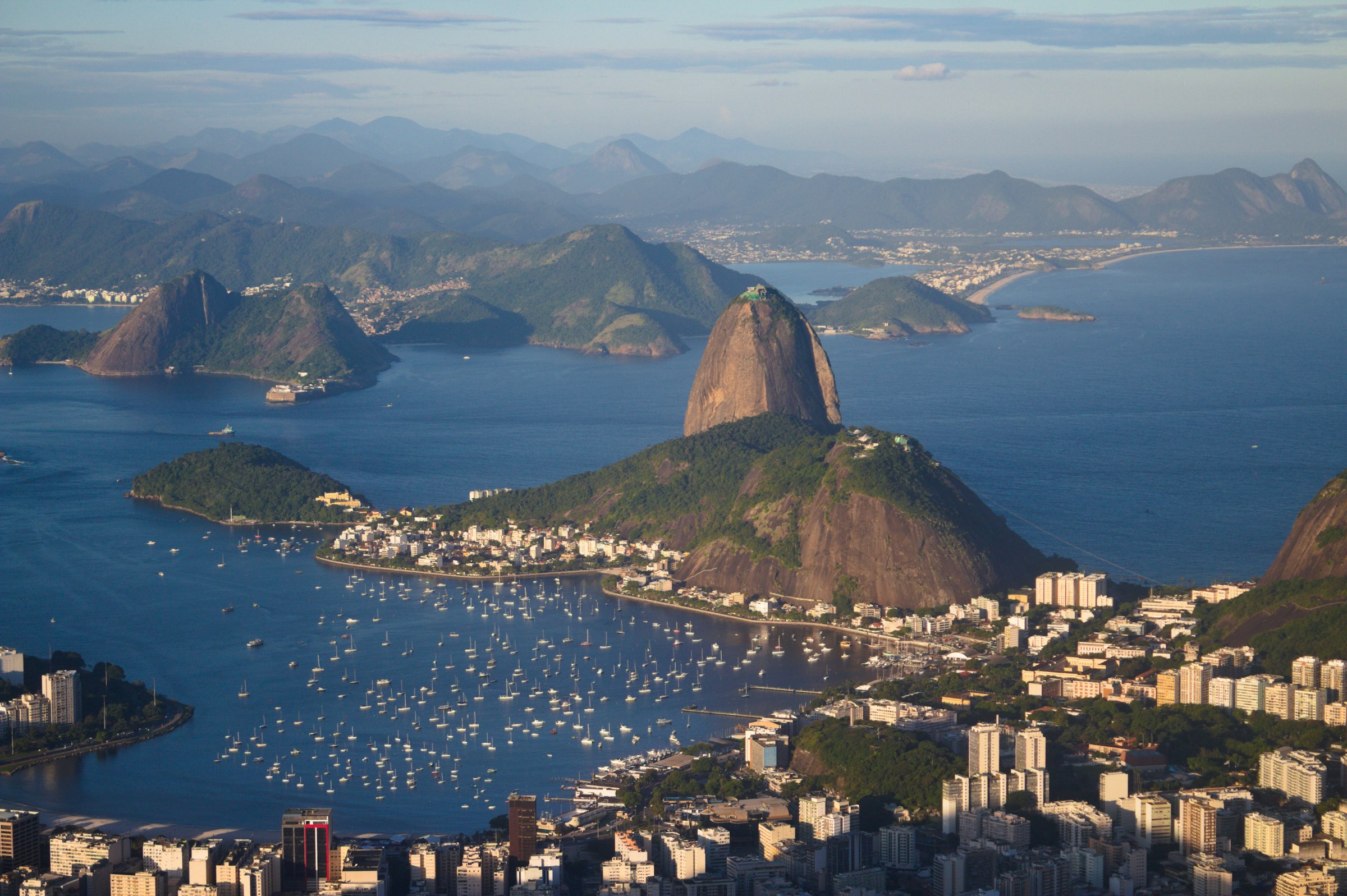 Vista aérea do Rio de Janeiro com o Pão de Açúcar e a Baía de Guanabara