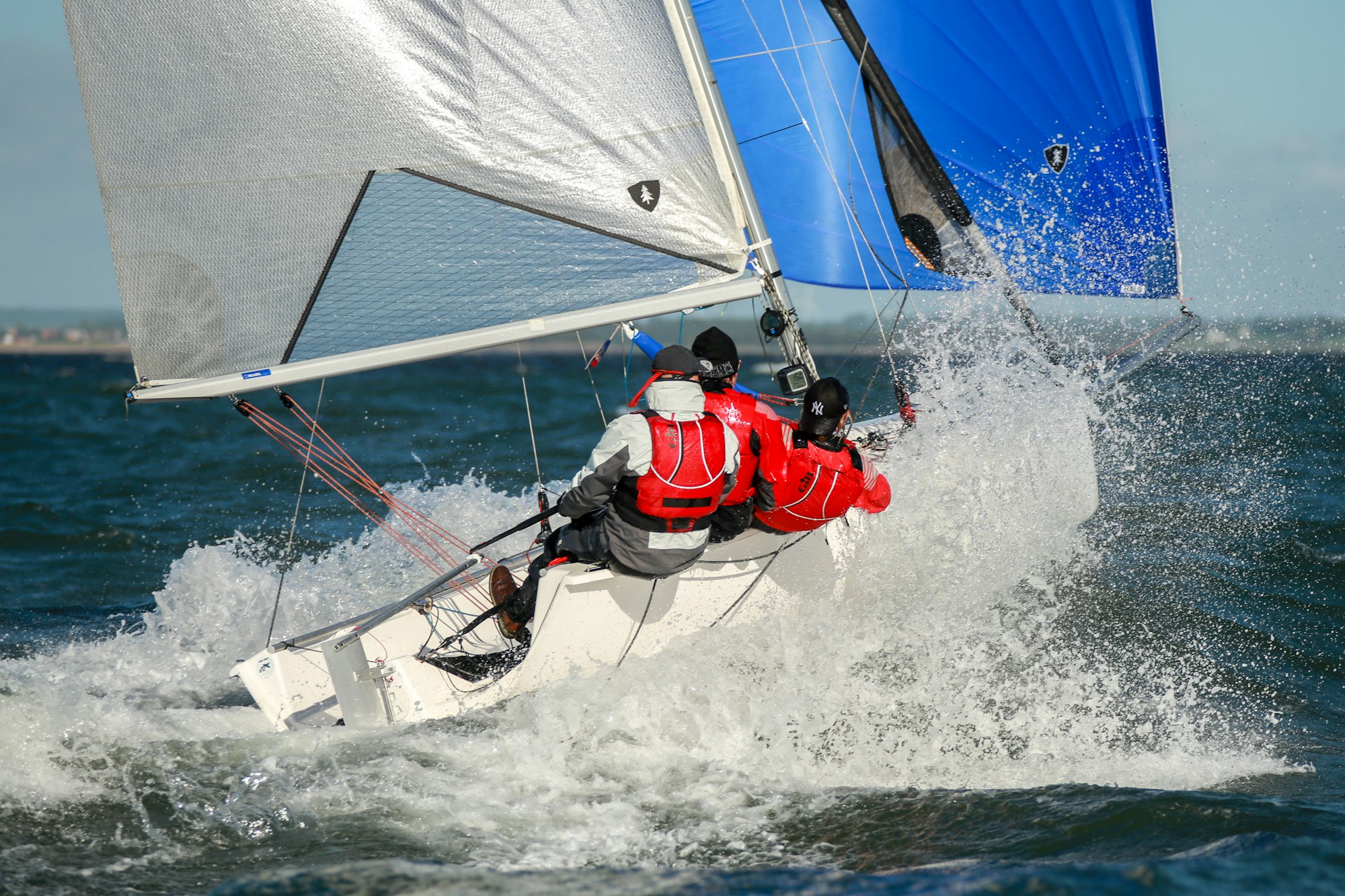 Tripulação em velocidade com spinnaker aberto
